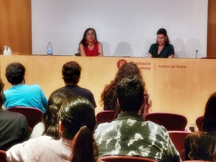 La directora de l'IT i la directora artística del Festival d'Almagro, durant la xerrada als estudiants de l'ESAD