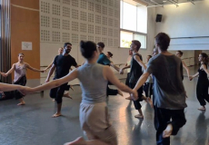 Imatge del taller de dabke impartit per Sharaf DarZaid a IT Dansa l'1 d'octubre