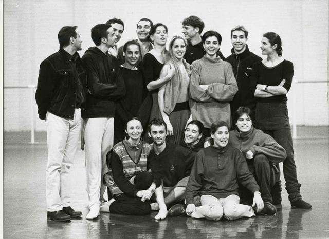 Fotografia de grup de IT Dansa el 1998 amb Nacho Duato. Imatge de Ros Ribas