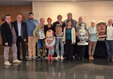 Alguns dels membres de Comediants que han acudit a l'acte de presentació del fons, junt amb autoritats de Diputació de Barcelona, Ajuntament de Canet i Institut del Teatre