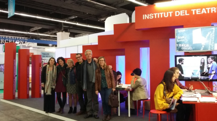 Foto de grup a l'estand de l'Institut del Teatre