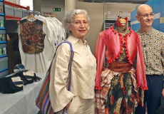 Lydia Azzopardi i Cesc Gelabert, a la reserva del MAE, amb un dels vestits de la companyia