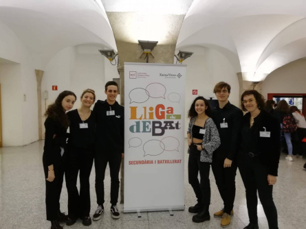 Els alumnes de l'EESA/CPD i la professora Montse Domingo a la lliga de debat de secundària i batxillerat de l'UPF