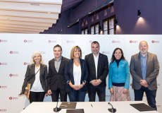 Foto de grup de la presidenta, Núria Marín, amb l'alcalde de Terrassa Jordi Ballart (situat a la dreta); el diputat de Cultura de la corporació, Joan Carles Garcia Cañizares (situat a l'esquerra) ; i els directors de les seus de l'Institut del Teatre. Foto: Òscar Ferrer/Diputació de Barcelona