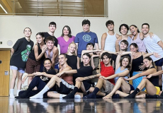 Promoció 2023-24 de ballarins d'IT Dansa i equip artístic