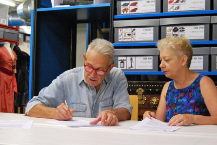 Joan Baixas i Magda Puyo durant la signatura de la cessió al MAE