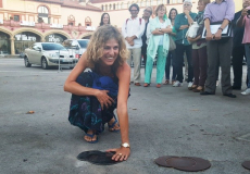 Mónica López, amb la seva placa a la plaça Margarida Xirgu