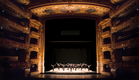 IT Dansa al Liceu, interpretant la coreografia Minus 16. Fotografia: Anna Fàbrega