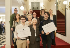 Foto dels premiats amb Teresa Cunillé, els representants i jurat del premi
