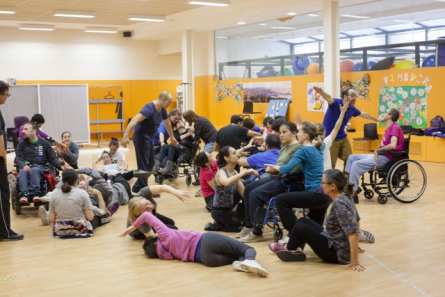 Taller de dansa inclusiva amb ASPACE. Fotografia de Roger Rosell